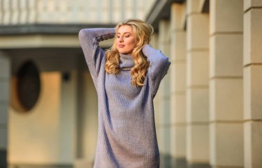 Şık bir güzellik. Kaşmir yün kazak. Sıcak, büyük giysiler. Seksi kadın açık havada güneşli hava. Serbest stil rahat. Sonbahar modası. Sarışın kız sonbahar kıyafeti. Kız yumuşak örgü elbise