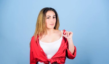 Muhteşem ve güzel. Şık saçlar. Hippi eğilimli bir kadın. Uzun saçlı seksi kadın. Moda modelinin modaya uygun görüntüsü. Gerçek kız için makyaj. Moda ve güzellik salonu. Seksi kadın.