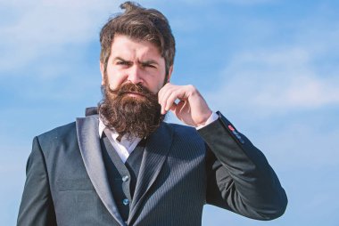 Ciddi hipster. Karizmatik bir erkek. bıyıklı vahşi kafkas hipster. Gelecekteki başarı. Erkek resmi moda. İş adamı gökyüzüne karşı. Sakallı olgun hipster. Sakallı adam. Yüz bakımı