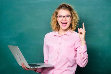 Online okul. BTMM öğrencisi. İstihbarat ve programlama. İnternetten ders veriyorum. İnternette çalış. Öğretmen defterinin yazı tahtası arkaplanı. İnternette sörf yapan kadın. Dijital teknoloji. Modern meslek