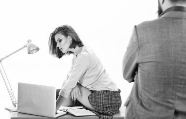 Çeşitli idari görevlerde ofis çalıştırmak. Şirket sahibi ofis sekreterine bakıyor. Ofiste ki seksi sekreter. Erkek patrona karşı ofis masasında oturan şehvetli sekreter kadın