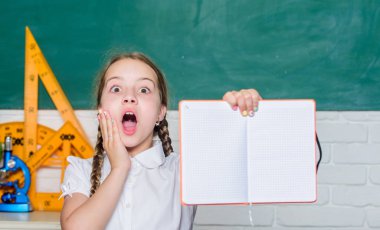 Eylülün birinde okula dönüyorum. Bilgi toplama günü. Hometask konsepti. Geleceğe doğru hızlanıyor. Öğrenmeye bağlı. Şirin kız okuldaki karatahta sınıfında oturuyor. Küçük çocuk okulu.