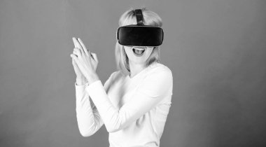 Mutlu genç kadın sanal gerçeklik gözlüğü takan film izlerken veya video oyunları oynarken. Artırılmış dünyayı keşfeden mutlu kadın, dijital arayüzle etkileşime giriyor. Oyun gerçekliği.