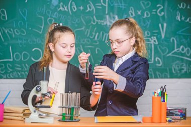 Bilim kavramı. Özel okul. Spor salonu öğrencileri derinlik çalışmada, Doğa Bilimleri ile. Bilgi crossroads moleküler biyoloji ve kimya. Okul projesi araştırma. Okul deney