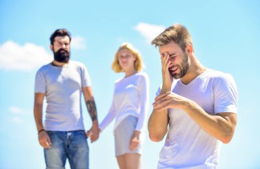 Ama utangaç. Kişiler arası ilişki. Komplo teorisi Birbirine aşık çiftler. Üçüncü adam. Aile psikolojisi. İlişki sorunları. Dedikodu. Aşk üçgeni. Sosyal bir sorun. İhanet ve boşanma