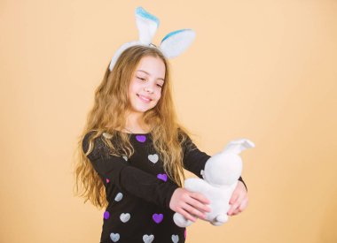 Çocuk şirin bunny kostüm. Yumuşak yumuşak tavşan oyuncak tut evlat. Paskalya günü geliyor. Paskalya kutlamak. Mutlu çocukluk. Çocuklar için Paskalya aktivitelere. Tatil bunny uzun tavşan kulaklı küçük kız