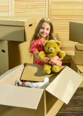 Hareketli rutin. Tek gerçek dost. Kız çocuğu kutuların yanında oyuncakla oynuyor. Paketleme işleri. Konsepti çıkar. Stresli bir durum. Boşanma ve ayrılık. Aile sorunu. Harekete hazırlanın. Çıkıyorum.