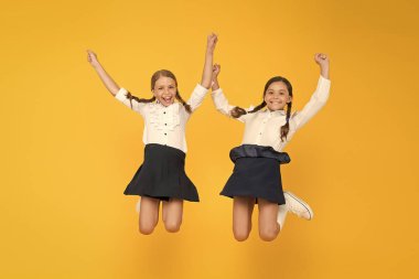 Sınıf arkadaşları okulda eğleniyor Arkadaşlar sevimli öğrenciler. Schoolgirls resmi tarzı mükemmel okul üniforması. Mutlu çocukluk. Çocuklar sevimli öğrenciler. Eğitim sadece bilgiyle ilgili değildir. Okul anları