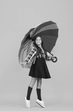 Yağmurlu bir Eylül. Bilgiye doğru. Sırt çantalı kız öğrenci. Günlük okul kızı hayatı. Şemsiyeli kız. Yağmurlu bir gün. Mutlu bir çocukluk. Şemsiyeli mutlu kız öğrenci. Sonbahar hava tahmini