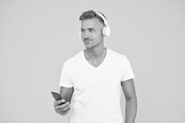 Dinleme konsepti. En iyi müzik uygulamaları. İyi bir şarkı dinle. Guy modern kullanıcı mobil uygulaması. Favori müzik listesi. Müzik aboneliği. Olgun erkek müzik dinler modern kulaklıklar ve akıllı telefon