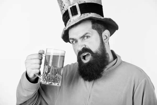 Tem calma neste dia de paddys. Um irlandês com barba a beber cerveja verde. Celebrar o dia dos santos patricks no bar. Hipster de chapéu de duende segurando caneca de cerveja. Homem barbudo brindar ao dia de santo patricks — Fotografia de Stock
