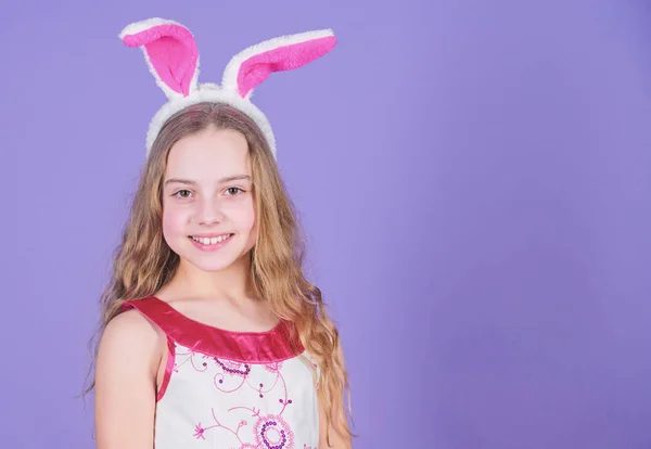 Весна это способ сказать "давай веселиться". Девочка с кроличьими ушами. Маленькая девочка в повязке на Пасху. Пасхальный кролик символ Пасхи. Пасхальный кролик концепции, копировать пространство — стоковое фото