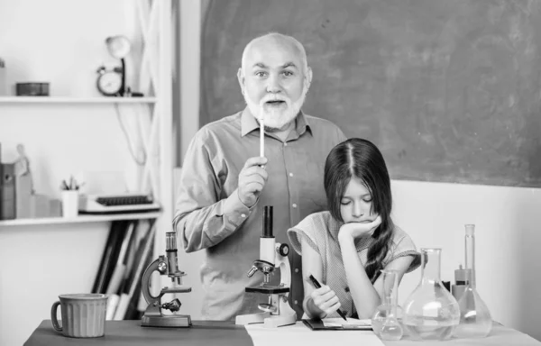 Expande tu mente. Química y biología. El profesor ayuda a la colegiala. Lección escolar. Buena clase de pedagogo amistoso. Niña con tutor de hombre estudiar ciencias. Carrera de pedagogo. Pedagogo experimentado — Foto de Stock