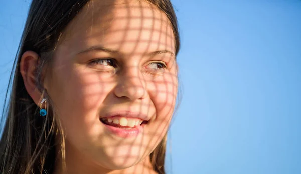 Prendre soin de la peau mettre des cosmétiques crème solaire. Jeune fille se relaxant à l'extérieur. Filtre UV crème solaire. Enfant heureux avec la lumière du soleil chaud regarde fond bleu ciel détendu. Fais attention. Soins d'été. Concept de crème solaire — Photo