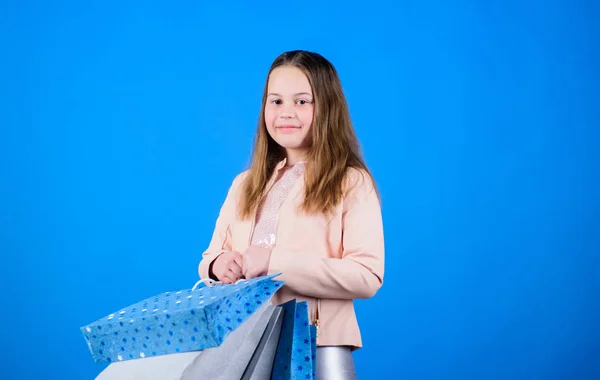 Compras de chicas de cumpleaños. Viernes Negro mejores ofertas. Niño feliz en la tienda con bolsas. Comprar es la mejor terapia. Día de compras felicidad. Compra ropa. Comprador adicto a la moda. Moda boutique niños —  Fotos de Stock