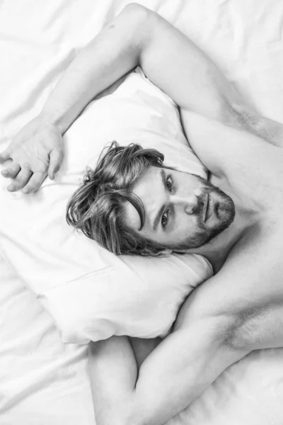 Uomo barbuto dormire viso rilassante sul cuscino. L'uomo bello giaceva a letto. Ottenere adeguata e costante quantità di sonno ogni notte. Suggerimenti esperti su come dormire meglio. Quanto sonno ti serve davvero? — Foto Stock