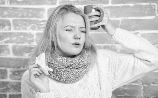 Gadis memegang cangkir teh dan tisu. Hidung berair dan gejala lain dari dingin. Minum banyak cairan penting untuk memastikan pemulihan cepat dari dingin. Minum lebih banyak cairan untuk menyingkirkan dingin. Obat flu dan dingin. — Stok Foto