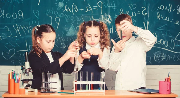 Ευτυχισμένα παιδιά. Μάθημα βιολογίας. Τα μικρά παιδιά μαθαίνουν χημεία στο εργαστήριο. βιολογία. φοιτητές που κάνουν πειράματα βιολογίας με μικροσκόπιο στο εργαστήριο. Εξοπλισμός βιολογίας. Ο τύπος είναι σχεδόν ολοκληρωμένος — Φωτογραφία Αρχείου