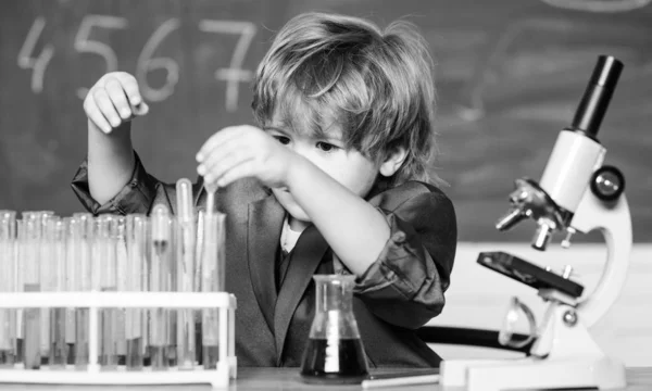 Begaafd kind en wunderkind. Kid studie chemie school. School onderwijs. Verken biologische moleculen. Peuter Genius baby. Jongen in de buurt van de Microscoop en reageerbuisjes in school klas. Wetenschaps concept — Stockfoto