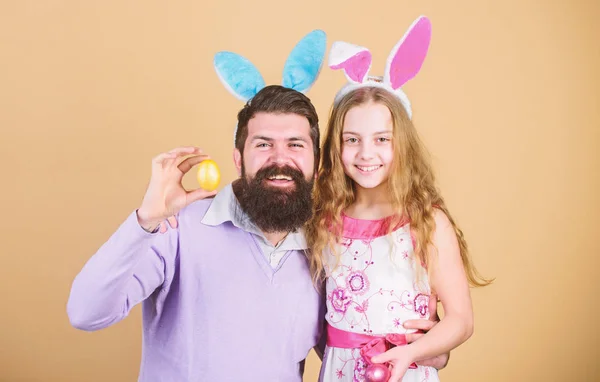 Батько і дитина святкують Великдень. Весняне свято. Великодній дух. Великдень для всієї родини. Щасливого Великодня. Святковий кролик довгими вухами. Концепція сімейної традиції. Тато і дочка носять вуха кролика — стокове фото