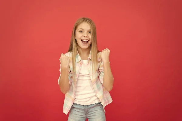 Altijd succesvol. gelukkige kindertijd. lachende blonde jongen. kind meisje met lange blonde haren. casual stijl. Childrens dag. modieuze kleine meisje. Kid mode. stijlvolle schoonheid. kleine meisje rode achtergrond — Stockfoto