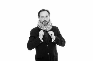 Kış geliyor. Soğuk günlere hazır lanın. Olgun model soğuk hava keyfini çıkarın. Sakallı adam eşarp ile kıyafet accessorizing. Modaya uygun bir adam için kışlık gardırop. Kış kıyafeti. Rahat hissetmek