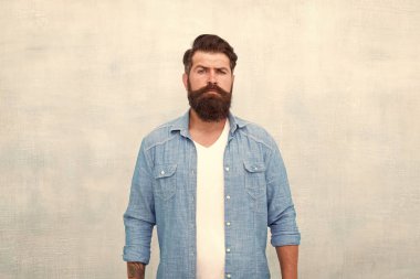 Küstahlık yaymak. Kuaför ustası. Sakallı, olgun bir hippi. Berber bakımı. Ciddi sakallı adam. Sıradan erkek modası. Denim bak. Bıyıklı, vahşi, beyaz bir hippi. Saçları sihirli gösterir.