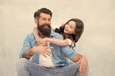 Babaları onurlandırmak ve babalığı kutlamak. Babalar gününde küçük kız babalar gününde babaya sarılıyor. Sakallı adam ve küçük çocuk birlikte uluslararası babalar günü kutluyor. Mutlu babalar günü
