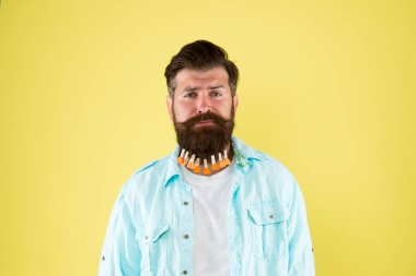 Sakal şekillendirme ürünü. Sinir bozucu bir duygu. Derisi tahriş olmuş. Merhem ve losyon. Kılık değiştirme standartları. Cilt bakımı. Berber ipuçları. Uzun sakallı. Sakallı ve mandallı bir adam. Dekor ve aksesuar