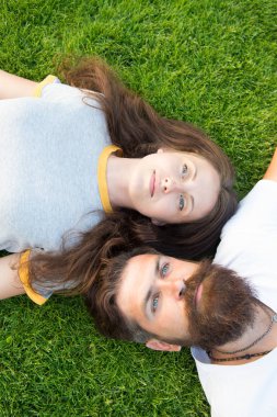 Rüya kavramı. Çıkmak. Sakallı hippi ve tasasız kız. Gençlik ve özgürlük. Doğaya daha yakın. Çift rahat. Çift yeşil çimlerin üzerinde yatar. Erkek ve kadın dışarıda rahatlayın. Birbirine aşık çiftler rahatlar çayır