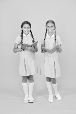 çocuklar için ansiklopedi kitap. Küçük kızlar edebiyatı sever. eski okul. retro üniformalı mutlu arkadaşlar. vintage çocuk moda. Okula geri dön. küçük kızlar çalışma kitabı ve not defteri tutun. ders kitabı ile