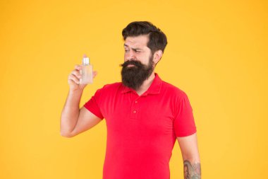 Zarif kokuyor. Gerçek erkekler için mükemmel bir koku. Vahşi hippiler kokuyu seçer. Olgun bir adam deodorant önerdi. Moda kolonya şişesi. Hijyen ve sağlık. Tazeleniyor. Sakallı adam parfüm şişesi tutuyor.