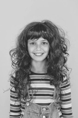 Çılgın kızıl başlı peruk. Dağınık saç modeli. Çocuk neşeli gülümseyen mutlu kızıl kız. Ben zencefil ve gurur duyuyorum. Kızıl saçlı klişeler. Kızıllar sihirli ruh emme güçleri ile bazı yaratıklar değildir