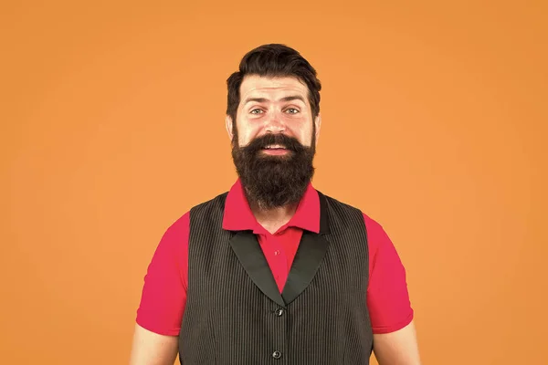 A barba separa os rapazes dos homens. Homem barbudo fundo laranja. Um hipster feliz com barba comprida. A arrumar bigode e barba. Barbearia. Salão de beleza — Fotografia de Stock