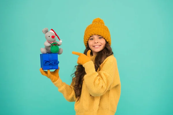 Alışverişkolik. İnternette noel hediyeleri. Noel 'e hazır ol. Mutlu yıllar 2020. Yılın fare sembolü. Küçük mutlu kız fare oyuncağı tutuyor. Çocuk süveter ve şapka örüp pelüş oyuncak oynuyordu. Çocuklar için oyuncak dükkanı — Stok fotoğraf