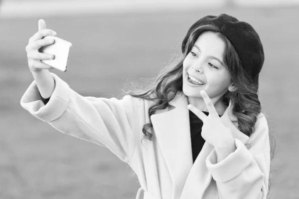 Concepto de videollamada. Comunicación moderna. Chica mantenga el teléfono inteligente tomando selfie. Selfie para redes sociales. Streaming en línea o disparando vlog. Niña sostiene teléfono inteligente. Aplicación para smartphone — Foto de Stock