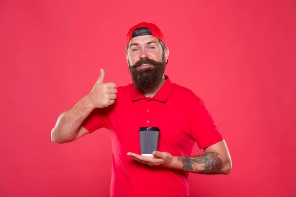 Homem barbudo polegar para cima gesto. uniforme hipster brutal. feliz barista café fresco. Tenta tomar um café. melhor qualidade de garçom café. Bom dia, café para levar. conceito de energia. Desfrutando de bebida matinal — Fotografia de Stock