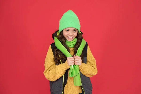 Moda para crianças. Felicidade infantil. Escolha o acessório correspondente. Loja de acessórios. Acessório de inverno. Um acessório brilhante. Pequena menina adorável em chapéu de malha. Previsão do tempo de inverno. Use roupas quentes — Fotografia de Stock