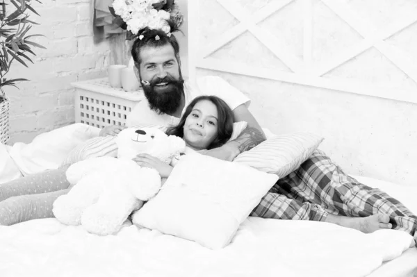 家族の伝統。おやすみなさい。面白いパジャマ・パーティーだ。ベッドに寝たきりの父親を持つ少女。週末は家で。父と娘は楽しんでる。家族の絆の時間。パパを愛してる。一緒に幸せな朝 — ストック写真