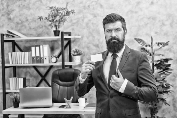 Banktjänster för mindre företag. Kort design. Ring nu. Guy formell kostym stand in Office. Revisor eller bankman. Affärsman hålla tomt kort. Användbara kontakter. Skäggiga hipster Top Manager Visa kort — Stockfoto