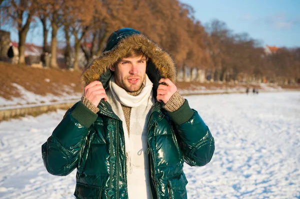 Utazási és nyaralási koncepció. Téli ruha. Férfi kabát csuklya. Man meleg kabát havas természet háttér. Szélálló ruhák. Téli kedvező időjárási viszonyok. Napos téli nap. Téli férfiöltözék — Stock Fotó