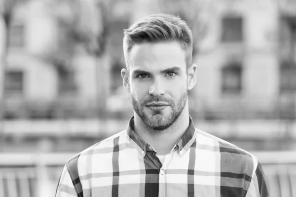 Apariencia masculina. Hombre guapo sin afeitar la cara y el pelo elegante. Hombre caucásico de fondo urbano. Hombre barbudo en estilo casual. Retrato de chico guapo. Concepto de cuidado facial del cabello y la piel. Hermosa cara. —  Fotos de Stock