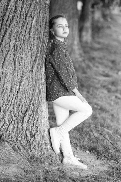 Καλοκαιρινό. Αξιολάτρευτο μικρό κορίτσι σε casual στυλ μόδας στο δάσος. Μικρό χαριτωμένο παιδί με μακριά ξανθά μαλλιά στυλ την καλοκαιρινή μέρα. Το στυλ της είναι μοντέρνο και άνετο. — Φωτογραφία Αρχείου