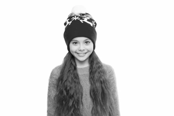 Kellemes téli ruha. A kisgyerek kötött sapkát visel. Maradj melegen télen. Boldog kislány téli divat kiegészítő. Kis gyermek mosolygós szőrme kalap fehér háttér. Aranyos modell élvezni téli stílus — Stock Fotó