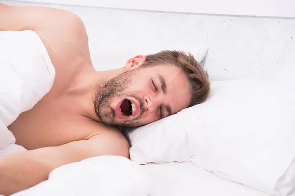 Slapen en wakker worden. sexy man slapen in bed. Goedemorgen. Slaap lekker. mannelijke gezondheid en bachelor levensstijl. Slaap lekker. Ontspannen in de slaapkamer. energie en vermoeidheid. ochtend Geslacht concept — Stockfoto