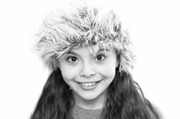 Mooie vacht. Gezellige winterkleding. Een klein kind draagt een hoed. Blijf warm deze winter. Gelukkig meisje in wintermode. Klein kind glimlachend in bont hoed witte achtergrond. Leuk model genieten van de winter stijl — Stockfoto