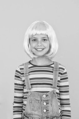 Yapay peruk konsepti. Pigment boya saç. Kendini ifade etme özgürlüğünün artması. Boyama çocuk saç harika bir şekilde yükseltme kostüm. Renk değiştirin. Fantezi saç trendi. Parlak canlı saç modeli ile çocuk kız