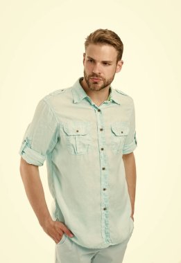 Bir tutam hakiki stil. Yazlık kıyafet giyen beyaz tenli bir adam. Tıraşsız yüzü ve saç kesimi olan yakışıklı bir adam. Saç kesimi ve tarzı onu gerçekten çekici yapıyor.