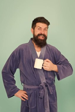 Sabah başlarız. Günlük rutin kahve ile başlar. Biraz enerjiye ihtiyacım var. Evde çay saati. Mutlu sabahlar. Sabahları bornozlu adam kahve içer. Sakallı hippi adam kahve fincanı. Dinlenmiş hissediyor.