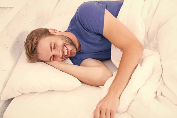 Mantener un ritmo circadiano consistente es esencial para la salud general. Un hombre guapo durmiendo. Duerme lo suficiente cada noche. Consejos para dormir mejor. Barbudo hombre durmiendo cara relajante — Foto de Stock